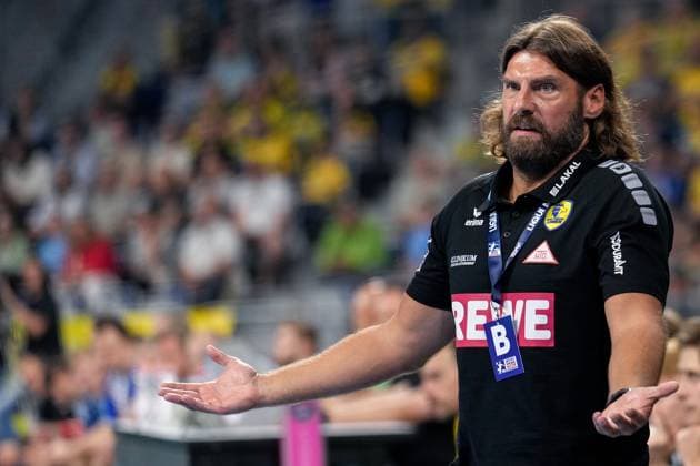 Sebastian Hinze (Trainer, Cheftrainer, RNL), gibt Anweisungen, gestikuliert, mit den Armen gestikulieren, Einzelbild, Einzelfoto, Aktion, Action, 01.10.2023, Mannheim (Deutschland), Handball, Bundesliga, Rhein-Neckar Löwen - TVB Stuttgart