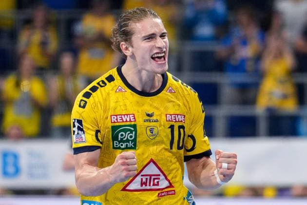 Torschütze Juri Knorr (RNL, 10), Spieler der Rhein-Neckar-Löwen, jubelt über ein Tor, Jubel, jubeln, Torjubel, Torerfolg, celebrate the goal, goal, celebration, Jubel ueber das Tor, optimistisch, Spielszene, Highlight, Einzelbild, Action, Aktion, 01.10.2023, Mannheim (Deutschland), Handball, Bundesliga, Rhein-Neckar Löwen - TVB Stuttgart