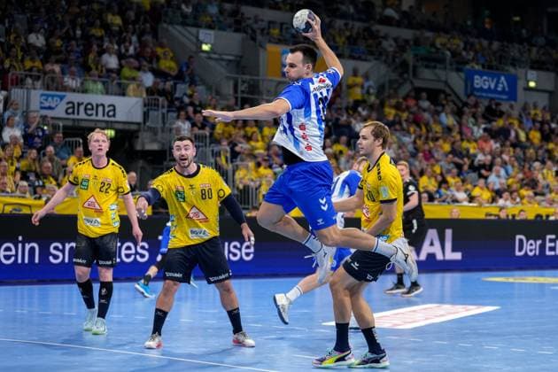 v.li.: Gustav Davidsson (RNL, 22), Jannik Kohlbacher (RNL, 80), Marino Maric (TVB, 33), Andreas Holst Jensen (RNL, 20), beim Sprungwurf, Wurf, Torwurf, Action, Aktion, Spielszene, 01.10.2023, Mannheim (Deutschland), Handball, Bundesliga, Rhein-Neckar Löwen - TVB Stuttgart