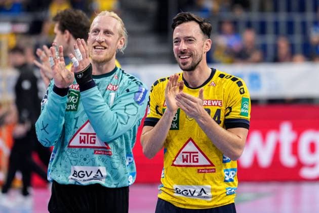 v.li.: Mikael Alf Appelgren (Torwart, RNL, 1), Patrick Groetzki (RNL, 24), Spieler der Rhein-Neckar-Löwen, Jubel nach dem Schlusspfiff, Freude über den Sieg, Sieger, Gewinner, jubelt, jubeln, fröhlich, optimistisch, Highlight, Action, Aktion, 01.10.2023, Mannheim (Deutschland), Handball, Bundesliga, Rhein-Neckar Löwen - TVB Stuttgart