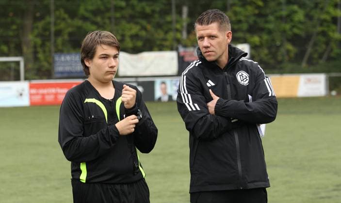 Sport Themen der Woche KW39 Sport Bilder des Tages Aktion des Deutschen Fußball-Bundes (DFB) mit seinen 21. Landesverbänden unter dem Motto: Profi wird Pate. Beim Spiel der 2. D-Jugend des Oststeinbeker SV gegen die SG Börnsen Escheburg stand Bundesliga-Schiedsrichter Patrick Ittrich (Hamburg MSV Hamburg) Schiedsrichter-Neuling Marcel Kertzsch (Oststeinbeker SV) Pate. Kertzsch (l.) und Ittrich kurz vor Spielbeginn. Oststeinbek Schleswig-Holstein *** Action of the German Football Association DFB with its 21 regional associations under the motto professional becomes godfather At the game of the 2 D youth of Oststeinbeker SV against the SG Börnsen Escheburg stood Bundesliga referee Patrick Ittrich Hamburg MSV Hamburg referee rookie Marcel Kertzsch Oststeinbeker SV godfather Kertzsch l and Ittrich shortly before the start of the game Oststeinbek Schleswig Holstein