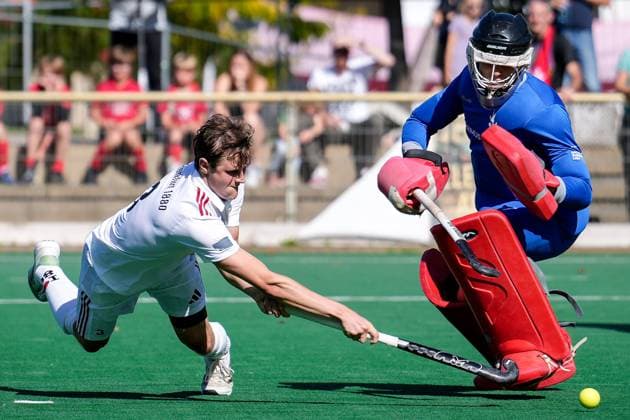 Sport Themen der Woche KW39 Sport Bilder des Tages v.li.: Johannes Gans (Frankfurt, 3), Lukas Stumpf (Torwart, TSVMH, 1), Zweikampf, Spielszene, Duell, duel, tackle, tackling, Dynamik, Action, Aktion, 01.10.2023, Mannheim (Deutschland), Hockey, 1. Bundesliga, Herren, TSV Mannheim - SC Frankfurt 1880 *** f li Johannes Gans Frankfurt, 3 , Lukas Stumpf goalkeeper, TSVMH, 1 , duel, tackle, tackling, dynamic, action, action, 01 10 2023, Mannheim Germany , Hockey, 1 Bundesliga, Men, TSV Mannheim SC Frankfurt 1880 xozx