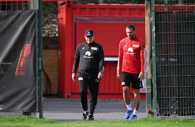 Fussball, Herren, Saison 2023 2024, Champions League, Training des 1. FC Union Berlin am Stadion An der Alten Försterei, v. l. Trainer Urs Fischer (1. FC Union), Christopher Trimmel (1. FC Union), 02.10. 2023, Copyright: xMatthiasxKochx