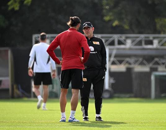 Fussball, Herren, Saison 2023 2024, Champions League, Training des 1. FC Union Berlin am Stadion An der Alten Försterei, v. l. Christopher Trimmel (1. FC Union), Trainer Urs Fischer (1. FC Union), 02.10. 2023, Copyright: xMatthiasxKochx