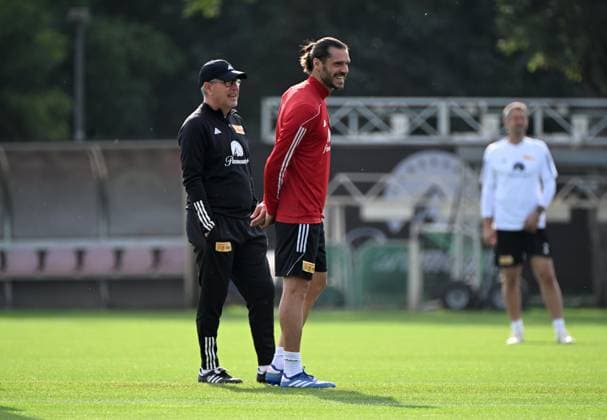 Fussball, Herren, Saison 2023 2024, Champions League, Training des 1. FC Union Berlin am Stadion An der Alten Försterei, v. l. Trainer Urs Fischer (1. FC Union), Christopher Trimmel (1. FC Union), 02.10. 2023, Copyright: xMatthiasxKochx