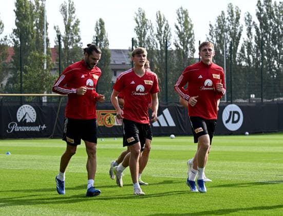 Fussball, Herren, Saison 2023 2024, Champions League, Training des 1. FC Union Berlin am Stadion An der Alten Försterei, v. l. Christopher Trimmel (1. FC Union), Aljoscha Kemlein (1. FC Union Berlin), Mikkel Kaufmann (1. FC Union Berlin), 02.10. 2023, Copyright: xMatthiasxKochx