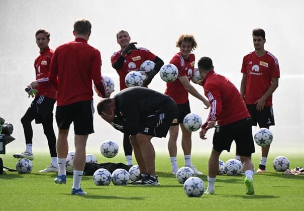 Sport Themen der Woche KW40 Sport Bilder des Tages Fussball, Herren, Saison 2023 2024, Champions League, Training des 1. FC Union Berlin am Stadion An der Alten Försterei, Geburtstagsritual für Zeugwart Dominik Westerfeld (1. FC Union), 02.10. 2023, *** Football, men, season 2023 2024, Champions League, training of 1 FC Union Berlin at the stadium An der Alten Försterei, birthday ritual for stuff keeper Dominik Westerfeld 1 FC Union , 02 10 2023, Copyright: xMatthiasxKochx