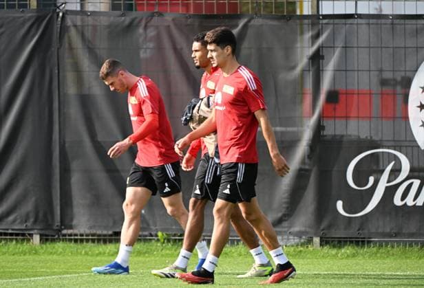 Fussball, Herren, Saison 2023 2024, Champions League, Training des 1. FC Union Berlin am Stadion An der Alten Försterei, v. l. Robin Gosens (1. FC Union), Danilho Doekhi (1. FC Union), Diogo Leite (1. FC Union Berlin), 02.10. 2023, Copyright: xMatthiasxKochx