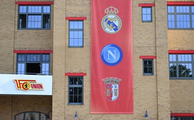 Fussball, Herren, Saison 2023 2024, Champions League, Training des 1. FC Union Berlin am Stadion An der Alten Försterei, an der Haupttribüne hängt ein Banner mit den Logos der Gegnern des Vereins in der UEFA Youth League und UEFA Champions League, Real Madrid, SSC Neapel, Sporting Braga, 02.10. 2023, Copyright: xMatthiasxKochx