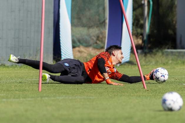 Italy: training session SSC Napoli SSC Napoli s Italian goalkeeper Alex Meret controls the ball during training ahead of the UEFA Champions League match against Real Madrid at the Konami Center on 02 October 2023, in Castel Volturno, Italy. ABPH9178 Copyright: xAntonioxBalascox