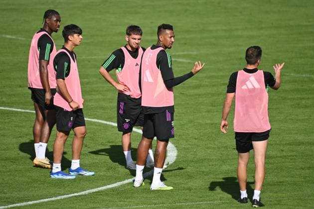 Sport Themen der Woche KW40 Sport Bilder des Tages Jerome BOATENG (2.v.re) gibt den Amateuren Ratschlaege. Training Jerome BOATENG beim FC Bayern Muenchen am 02.10.2023 mit den Spielern der Bayern Amateure, *** Jerome BOATENG 2 v re gives advice to the amateurs Training Jerome BOATENG at FC Bayern Muenchen on 02 10 2023 with the players of Bayern Amateure,