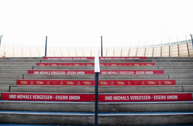 Fussball, Herren, Saison 2023 2024, Champions League (Gruppe C, 2. Spieltag), 1. FC Union Berlin - SC Braga, 1 Tag vor dem Spiel wird das Olympiastadion in die rot-weißen Vereinsfarben von Union gehüllt, im Bild: Schriftzüge an der Treppe zum Innenraum, 02.10. 2023, Copyright: xSebastianxRäppold MatthiasxKochx