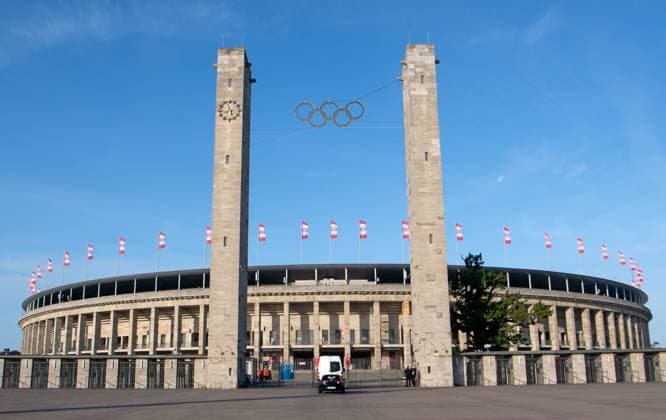 Sport Bilder des Tages Fussball, Herren, Saison 2023 2024, Champions League (Gruppe C, 2. Spieltag), 1. FC Union Berlin - SC Braga, 1 Tag vor dem Spiel wird das Olympiastadion in die rot-weißen Vereinsfarben von Union gehüllt, im Bild: Fahnen auf dem Stadiondach, 02.10. 2023, Copyright: xSebastianxRäppold MatthiasxKochx