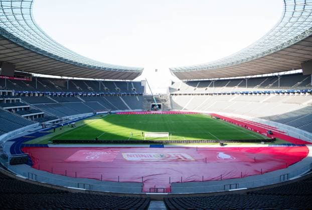 Fussball, Herren, Saison 2023 2024, Champions League (Gruppe C, 2. Spieltag), 1. FC Union Berlin - SC Braga, 1 Tag vor dem Spiel wird das Olympiastadion in die rot-weißen Vereinsfarben von Union gehüllt, im Bild: Logo von Union und der Champions League sowie Bild vom Pokal im Innenraum, 02.10. 2023, Copyright: xSebastianxRäppold MatthiasxKochx