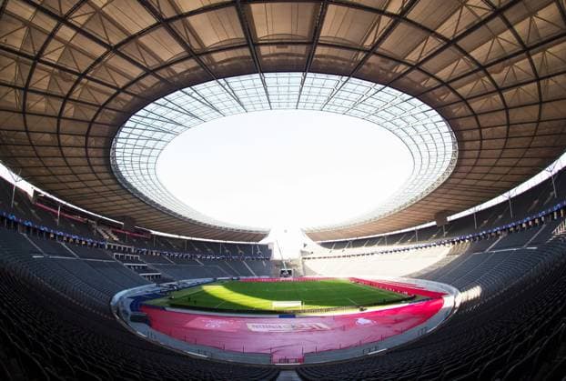 Fussball, Herren, Saison 2023 2024, Champions League (Gruppe C, 2. Spieltag), 1. FC Union Berlin - SC Braga, 1 Tag vor dem Spiel wird das Olympiastadion in die rot-weißen Vereinsfarben von Union gehüllt, im Bild: Logo von Union und der Champions League sowie Bild vom Pokal im Innenraum, 02.10. 2023, Copyright: xSebastianxRäppold MatthiasxKochx