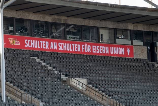 Fussball, Herren, Saison 2023 2024, Champions League (Gruppe C, 2. Spieltag), 1. FC Union Berlin - SC Braga, 1 Tag vor dem Spiel wird das Olympiastadion in die rot-weißen Vereinsfarben von Union gehüllt, im Bild: Transparent mit Zitat aus der Union-Hymne, 02.10. 2023, Copyright: xSebastianxRäppold MatthiasxKochx