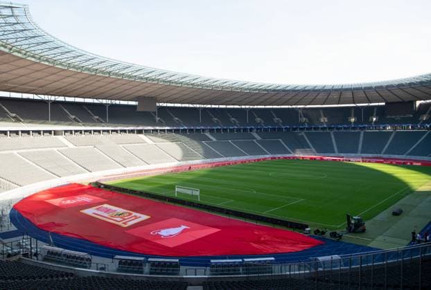 Fussball, Herren, Saison 2023 2024, Champions League (Gruppe C, 2. Spieltag), 1. FC Union Berlin - SC Braga, 1 Tag vor dem Spiel wird das Olympiastadion in die rot-weißen Vereinsfarben von Union gehüllt, im Bild: Logo von Union und der Champions League sowie Bild vom Pokal im Innenraum, 02.10. 2023, Copyright: xSebastianxRäppold MatthiasxKochx