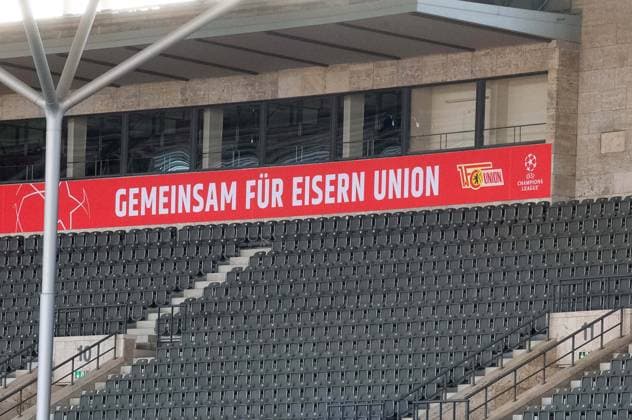 Fussball, Herren, Saison 2023 2024, Champions League (Gruppe C, 2. Spieltag), 1. FC Union Berlin - SC Braga, 1 Tag vor dem Spiel wird das Olympiastadion in die rot-weißen Vereinsfarben von Union gehüllt, im Bild: Transparent mit Zitat aus der Union-Hymne, 02.10. 2023, Copyright: xSebastianxRäppold MatthiasxKochx