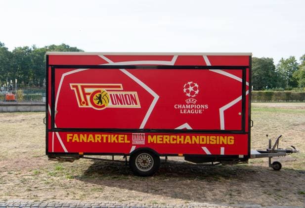 Fussball, Herren, Saison 2023 2024, Champions League (Gruppe C, 2. Spieltag), 1. FC Union Berlin - SC Braga, 1 Tag vor dem Spiel wird das Olympiastadion in die rot-weißen Vereinsfarben von Union gehüllt, im Bild: Fanshop, 02.10. 2023, Copyright: xSebastianxRäppold MatthiasxKochx