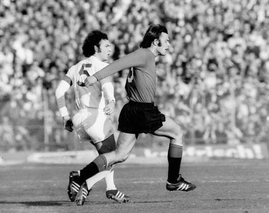 Fußball-Bundesliga 1972 73. Eintracht Frankfurt - FC Bayern München 2:1 14.10.1972. Karl-Heinz Körbel (SGE re. vorne), bei seinem ersten Bundesligaspiel, als Gegenspieler von Franz Beckenbauer (FCB).