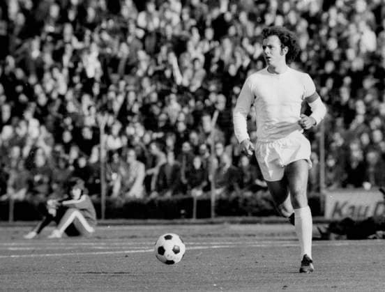 Fußball-Bundesliga 1972 73. Eintracht Frankfurt - FC Bayern München 2:1 14.10.1972. Franz Beckenbauer (FCB) Aktion. *** Soccer Bundesliga 1972 73 Eintracht Frankfurt FC Bayern Munich 2 1 14 10 1972 Franz Beckenbauer FCB action HM