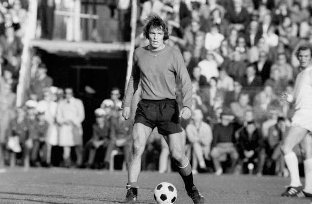 Fußball-Bundesliga 1972 73. Eintracht Frankfurt - FC Bayern München 2:1 14.10.1972. Karl-Heinz Körbel (SGE) in Aktion bei seinem ersten Bundesligaspiel.