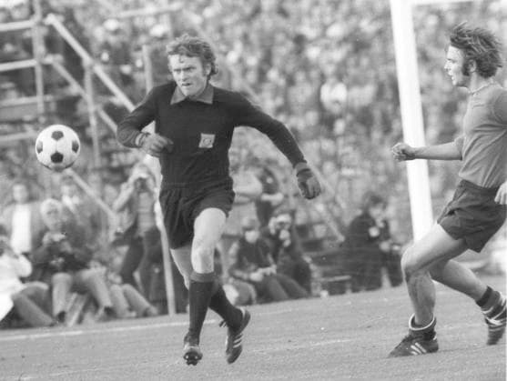 Fußball-Bundesliga 1972 73. Eintracht Frankfurt - FC Bayern München 2:1 14.10.1972. Torwart Sepp Maier (FCB) kommt im Stiele eines Liberos weit aus seinem Kasten heraus. Rechts: Karl-Heinz Körbel (SGE).