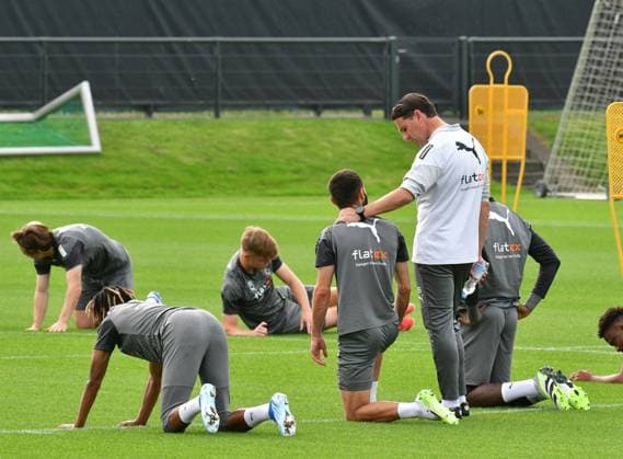 Sport Themen der Woche KW40 Sport Bilder des Tages 02.10.2023; Moenchengladbach; Fussball, Herren, Saison 2023 2024, Training Borussia Moenchengladbach Gerardo Seoane (Trainer Gladbach, re. stehen) im Gespraech mit Franck Honorat (Gladbach, kniend) DFL regulations prohibit any use of photographs as image sequences and or quasi-video. Borussia-Park NRW Deutschland *** 02 10 2023 Moenchengladbach football, men, season 2023 2024, training Borussia Moenchengladbach Gerardo Seoane coach Gladbach, re stand in conversation with Franck Honorat Gladbach, kneeling DFL regulations prohibit any use of photographs as image sequences and or quasi video Borussia Park NRW Germany