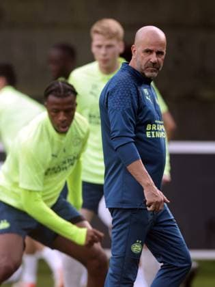 EINDHOVEN - PSV Eindhoven coach Peter Bosz during a PSV Eindhoven training session in the run-up to the Champions League match against Sevilla FC at PSV Campus de Herdgang on October 2, 2023 in Eindhoven, the Netherlands. ANP JEROEN PUTMANS UEFA Champions League MD-1 2023 2024 xVIxANPxSportx xxANPxIVx 480033750 originalFilename: 480033750.jpg