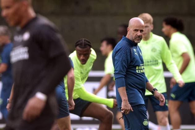 EINDHOVEN - PSV Eindhoven coach Peter Bosz during a PSV Eindhoven training session in the run-up to the Champions League match against Sevilla FC at PSV Campus de Herdgang on October 2, 2023 in Eindhoven, the Netherlands. ANP JEROEN PUTMANS UEFA Champions League MD-1 2023 2024 xVIxANPxSportx xxANPxIVx 480033764 originalFilename: 480033764.jpg