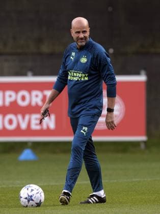EINDHOVEN - PSV Eindhoven coach Peter Bosz during a PSV Eindhoven training session in the run-up to the Champions League match against Sevilla FC at PSV Campus de Herdgang on October 2, 2023 in Eindhoven, the Netherlands. ANP JEROEN PUTMANS UEFA Champions League MD-1 2023 2024 xVIxANPxSportx xxANPxIVx 480034082 originalFilename: 480034082.jpg