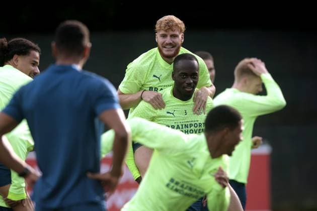EINDHOVEN - (l-r) Yorbe Vertessen of PSV Eindhoven, Jordan Teze of PSV Eindhoven during a PSV Eindhoven training session in the run-up to the Champions League match against Sevilla FC at PSV Campus de Herdgang on October 2, 2023 in Eindhoven, the Netherlands. ANP JEROEN PUTMANS UEFA Champions League MD-1 2023 2024 xVIxANPxSportx xxANPxIVx 480034397 originalFilename: 480034397.jpg
