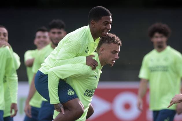 EINDHOVEN - (l-r) Shurandy Sambo of PSV Eindhoven, Noa Lang of PSV Eindhoven during a PSV Eindhoven training session in the run-up to the Champions League match against Sevilla FC at PSV Campus de Herdgang on October 2, 2023 in Eindhoven, the Netherlands. ANP JEROEN PUTMANS UEFA Champions League MD-1 2023 2024 xVIxANPxSportx xxANPxIVx 480035120 originalFilename: 480035120.jpg