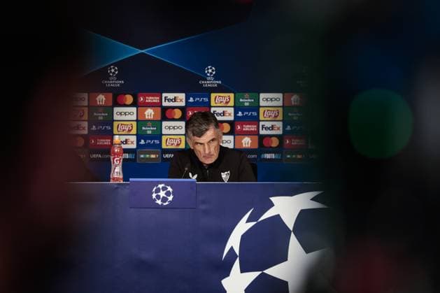 EINDHOVEN - Sevilla FC coach Jose Luis Mendilibar during the press conference, PK, Pressekonferenz of Sevilla FC in the run-up to the Champions League match against PSV at the Phillips Stadium on October 2, 2023 in Eindhoven, the Netherlands. ANP JEROEN PUTMANS UEFA Champions League MD-1 2023 2024 xVIxANPxSportx xxANPxIVx 480042348 originalFilename: 480042348.jpg