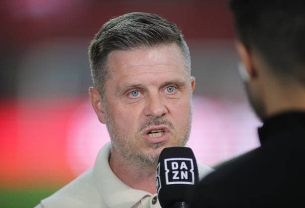 München, Deutschland 02. Oktober 2023: Fussball, FRAUEN, GOOGLE PIXEL FRAUEN-BUNDESLIGA, Saison 2023 2024, FC Bayern München - 1.FC Köln, Campus Alexander Straus, Trainer (FC Bayern München) Kopf, Portrait beim Interview DAZN