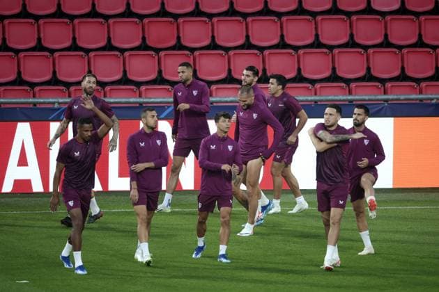 EINDHOVEN - Players of Sivilla FC during a training session of Sevilla FC in the run-up to the Champions League match against PSV at the Phillips Stadium on October 2, 2023 in Eindhoven, the Netherlands. ANP JEROEN PUTMANS UEFA Champions League MD-1 2023 2024 xVIxANPxSportx xxANPxIVx 480044369 originalFilename: 480044369.jpg