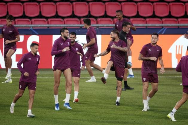 EINDHOVEN - Players of Sivilla FC during a training session of Sevilla FC in the run-up to the Champions League match against PSV at the Phillips Stadium on October 2, 2023 in Eindhoven, the Netherlands. ANP JEROEN PUTMANS UEFA Champions League MD-1 2023 2024 xVIxANPxSportx xxANPxIVx 480044614 originalFilename: 480044614.jpg