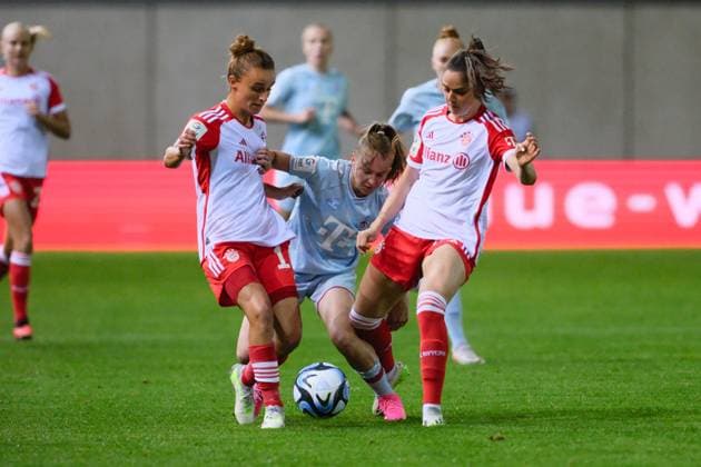 Lina Magull (16, FC Bayern München), Sarah Zadrazil (25, FC Bayern München), Laura Donhauser (25, 1.FC Köln), FC Bayern München v 1.FC Köln, Fußball, Google Pixel Frauen-Bundesliga 2023 2024, 2.Spieltag am 02.10.2023 in München, FC Bayern Campus. {