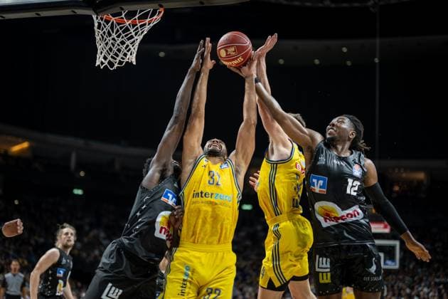 Sport Themen der Woche KW40 Sport Bilder des Tages Basketball Berlin 02.10.2023 Saison 2023 2024 1. Bundesliga easyCredit BBL Alba Berlin - HAKRO Merlins Crailsheim Johannes Thiemann (Alba Berlin, No.32) James Murray-Boyles (Crailsheim, No.12) *** Basketball Berlin 02 10 2023 Season 2023 2024 1 Bundesliga easyCredit BBL Alba Berlin HAKRO Merlins Crailsheim Johannes Thiemann Alba Berlin, No 32 James Murray Boyles Crailsheim, No 12
