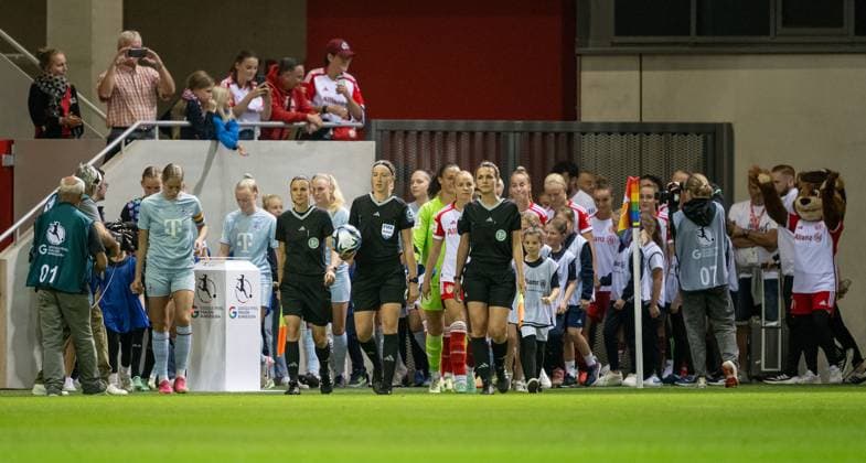 Franziska Wildfeuer (Schiedsrichterin) nimmt den Spielball auf und fuehrt die Teams auf den Rasen. FC Bayern Muenchen Frauen gegen 1. FC Koeln, Fussball, Frauen-Bundesliga, 2. Spieltag, Saison 2023 2024, 02.10.2023. (DFL DFB REGULATIONS PROHIBIT ANY USE OF PHOTOGRAPHS as IMAGE SEQUENCES and or QUASI-VIDEO). FC Bayern Muenchen Frauen gegen 1. FC Koeln, Fussball, Frauen-Bundesliga, 2. Spieltag, Saison 2023 2024, 02.10.2023. Muenchen Copyright: xEibner-Pressefoto Feinerx EP_HFR