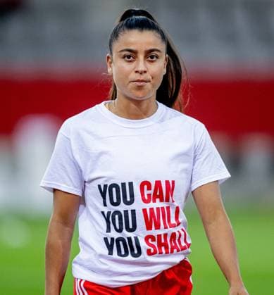 Ines Belloumou (FC Bayern Muenchen Frauen, 3) mit einem Shirt beim Aufwaermen fuer die langzeitverletzten Teamkolleginnen. FC Bayern Muenchen Frauen gegen 1. FC Koeln, Fussball, Frauen-Bundesliga, 2. Spieltag, Saison 2023 2024, 02.10.2023. (DFL DFB REGULATIONS PROHIBIT ANY USE OF PHOTOGRAPHS as IMAGE SEQUENCES and or QUASI-VIDEO). FC Bayern Muenchen Frauen gegen 1. FC Koeln, Fussball, Frauen-Bundesliga, 2. Spieltag, Saison 2023 2024, 02.10.2023. Muenchen Copyright: xEibner-Pressefoto Feinerx EP_HFR