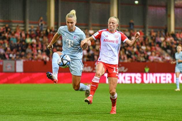 Celina Degen (5 1.FC Köln) und Lea Schüller (11 Bayern) in Aktion beim Google Pixel Frauen Bundesligaspiel FC Bayern München - 1. FC Köln am 02.10.2023. München FC Bayern Campus Bayern Deutschland