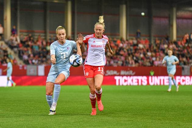Celina Degen (5 1.FC Köln) und Lea Schüller (11 Bayern) in Aktion beim Google Pixel Frauen Bundesligaspiel FC Bayern München - 1. FC Köln am 02.10.2023. München FC Bayern Campus Bayern Deutschland