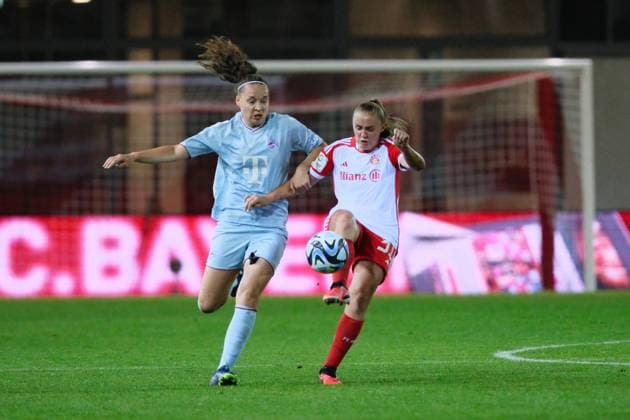 Lotta Cordes (6, 1.FC Köln), Georgia Stanway (31, FC Bayern München) im Zweikampf, FC Bayern München v 1.FC Köln, Fußball, Google Pixel Frauen-Bundesliga 2023 2024, 2.Spieltag am 02.10.2023 in München, FC Bayern Campus. {