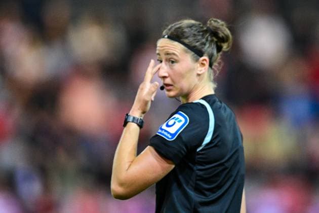 Franziska Wildfeuer (Schiedsrichterin) Einzelbild, Aktion, Action, 02.10.2023, München (Deutschland), Fussball, Google Pixel Frauen-Bundesliga, FC Bayern München - 1. FC Köln, DFB DFL REGULATIONS PROHIBIT ANY USE OF PHOTOGRAPHS AS IMAGE SEQUENCES AND OR QUASI-VIDEO.