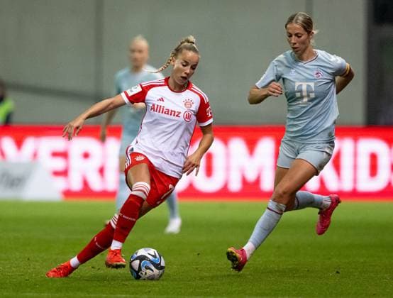 Giulia Gwinn (FC Bayern Muenchen Frauen, 7) gegen Sharon Beck (1. FC Koeln, 10). FC Bayern Muenchen Frauen gegen 1. FC Koeln, Fussball, Frauen-Bundesliga, 2. Spieltag, Saison 2023 2024, 02.10.2023. (DFL DFB REGULATIONS PROHIBIT ANY USE OF PHOTOGRAPHS as IMAGE SEQUENCES and or QUASI-VIDEO). FC Bayern Muenchen Frauen gegen 1. FC Koeln, Fussball, Frauen-Bundesliga, 2. Spieltag, Saison 2023 2024, 02.10.2023. Muenchen Copyright: xEibner-Pressefoto Feinerx EP_HFR