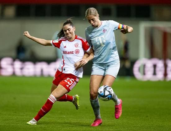 Kampf um den Ball Zweikampf zwischen Sarah Zadrazil (FC Bayern Muenchen Frauen, 25) und Sharon Beck (1. FC Koeln, 10). FC Bayern Muenchen Frauen gegen 1. FC Koeln, Fussball, Frauen-Bundesliga, 2. Spieltag, Saison 2023 2024, 02.10.2023. (DFL DFB REGULATIONS PROHIBIT ANY USE OF PHOTOGRAPHS as IMAGE SEQUENCES and or QUASI-VIDEO). FC Bayern Muenchen Frauen gegen 1. FC Koeln, Fussball, Frauen-Bundesliga, 2. Spieltag, Saison 2023 2024, 02.10.2023. Muenchen Copyright: xEibner-Pressefoto Feinerx EP_HFR