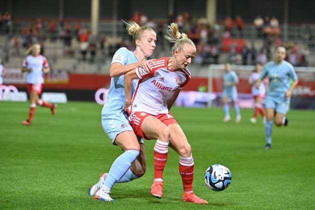 Celina DSEGEN (K); Aktion,Zweikampf gegen Lea SCHUELLER (FCB). Fussball Googfle Pixel Bundesliga der Frauen Saison 2023 2024, 2.Spieltag, Spieltag02, FC Bayern Muenchen - 1.FC Koeln am 02.10.2023 FC Bayern Campus.