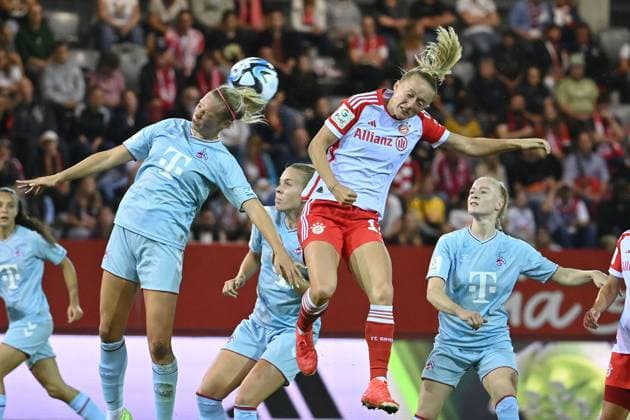 Janina HECHLER (K); Aktion,Zweikampf gegen Pernile HARDER (FCB). Fussball Googfle Pixel Bundesliga der Frauen Saison 2023 2024, 2.Spieltag, Spieltag02, FC Bayern Muenchen - 1.FC Koeln am 02.10.2023 FC Bayern Campus.
