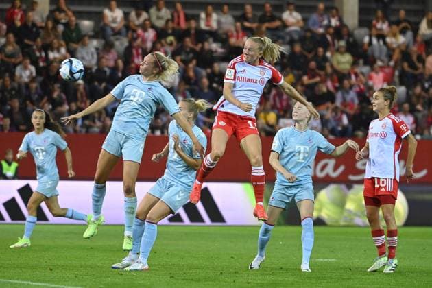 Janina HECHLER (K); Aktion,Zweikampf gegen Pernile HARDER (FCB). Fussball Googfle Pixel Bundesliga der Frauen Saison 2023 2024, 2.Spieltag, Spieltag02, FC Bayern Muenchen - 1.FC Koeln am 02.10.2023 FC Bayern Campus.
